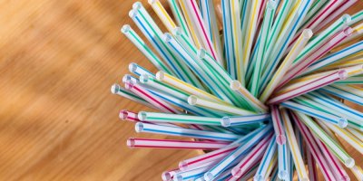 Spousta barevných plastových brček