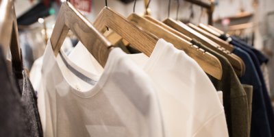 Trička pověšená v obchodech