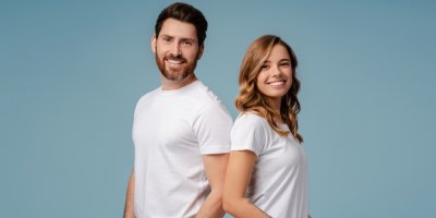 Muž a žena v bílém tričku