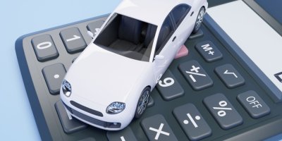 Malé bílé autíčko na kalkulačce