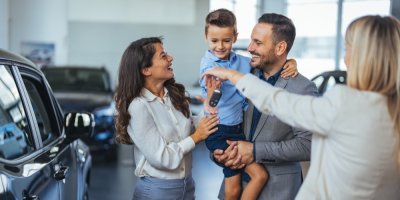 Mladá rodina si kupuje auto