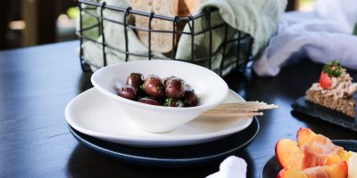 Keramická miska s černými olivami a nachystanými párátky