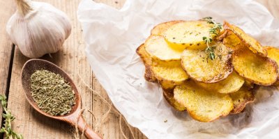 Domácí bramborové chipsy s česnekem a kořením