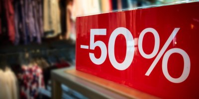 Cedule v obchodě s oblečením