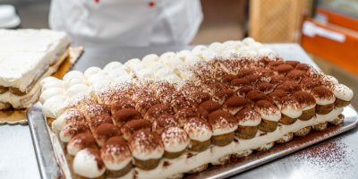 Kuchař připravuje tiramisu