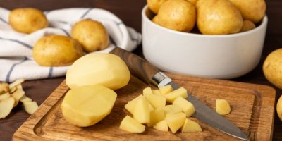 Brambory nakrájené na prkénku