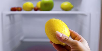 Citron před otevřenou lednicí