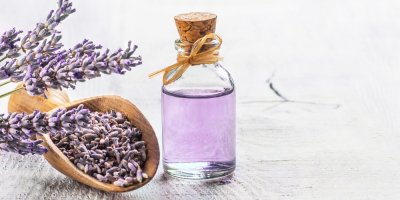 Levandulový sirup a vedle levandule na lžíci