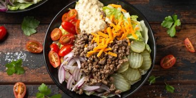 Salát inspirovaným cheeseburgerem