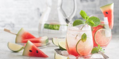 Melounové drinky s ledem a limetkou