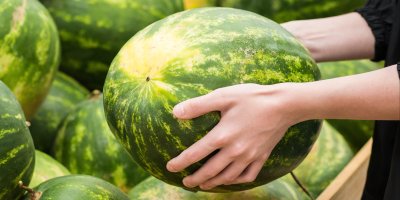 Žena nakupuje meloun v supermarketu