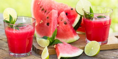 Kousky melounu a smoothie z nich