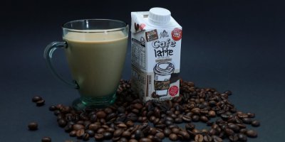 Ledová káva v balení a v hrnku