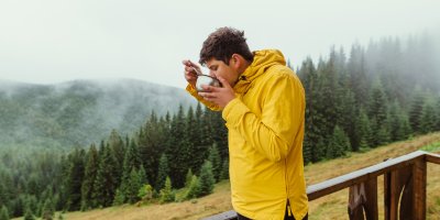 Muž jí polévku v přírodě