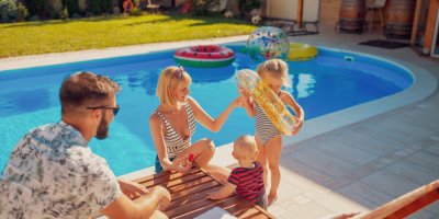 Rodina u bazénu