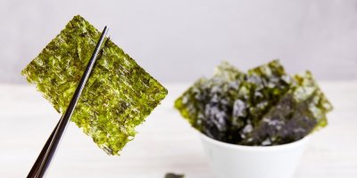 Mořská řasa mezi hůlkami, vedle v misce