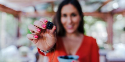 Žena držící ostružinu