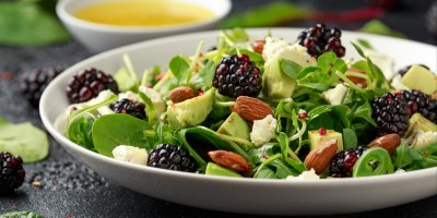 Talíř salátu s ořechy a ostružinami