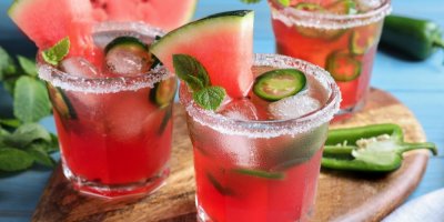 Růžový melounový koktejl s pálivou papričkou