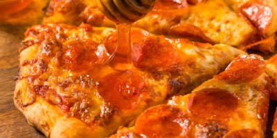 Pizza s pálivým salámem polívaná medem