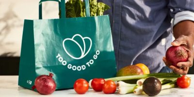 Taška Too Good To Go na stole, okolo ovoce a zelenina