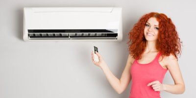 Zrzavá žena u ventilátoru