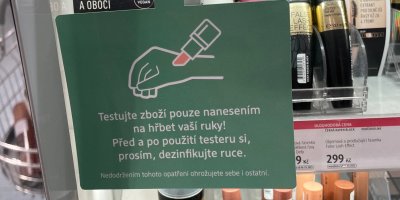 Varovná cedule v dm drogerii 