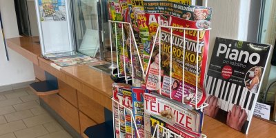 Stojan s časopisy na pobočce České pošty 