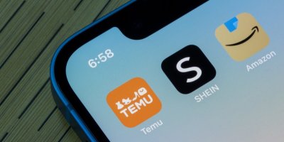 Záběr na obrazovku chytrého telefonu s ikonkami aplikací Temu, Shein a Amazon