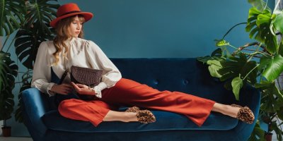 Žena v červeném klobouku a červených kalhotách