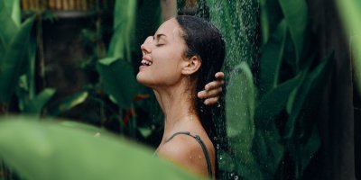 Žena se sprchuje v přírodě