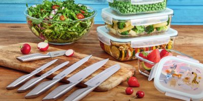 Krabičky plné jídla a nože na prkénku