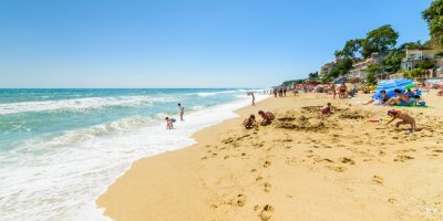 Písečná pláž v Bulharsku, ležící lidé na pláži