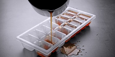 Nalévání kávy do formičky na led