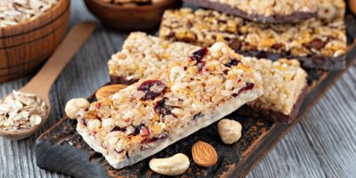 Domácí flapjacky na prkýnku, kolem oříšky