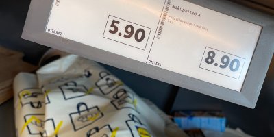 Záběr na cenovku u nákupních tašek v obchodě