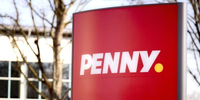 Červená cedule s nápisem PENNY