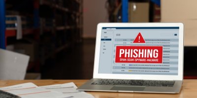 Na notebooku svítí výstraha před phishingovým e-mailem.