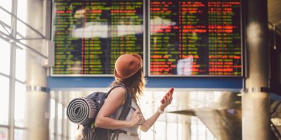 Žena čeká na letišti 