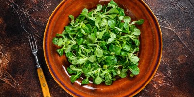 Talíř celý zaplněný polníčkem, vidlička