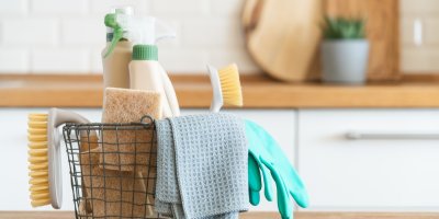 Úklidové prostředky v košíku