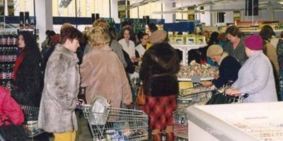 Zákazníci supermarketu Mana na počátku 90. let