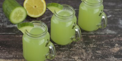 Sklenice s okurkovou limonádou a kousky okurek