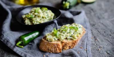 Chlebíček s cuketovou pomazánkou