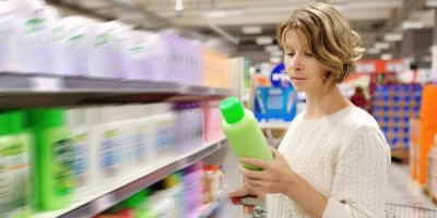 Žena si v drogerii prohlíží zboží