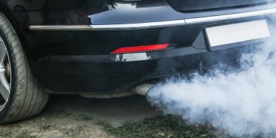 Kouř vycházející z auta