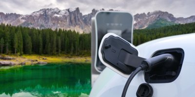 Nabíjení auta, v pozadí jezero a hory