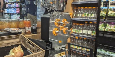 Přístroj na vymačkání pomerančového džusu v obchodě