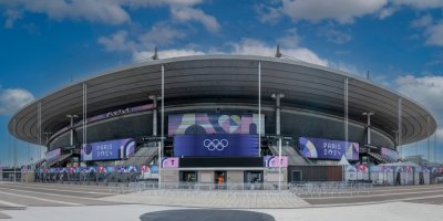 Pohled na stadion s olympijskými kruhy