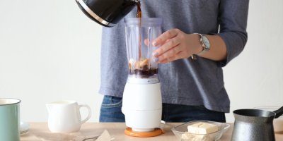 Žena připravuje neprůstřelnou kávu